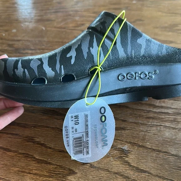 OOFOS Black and Gray Slides with Comfort and Style - Picture 3 of 5